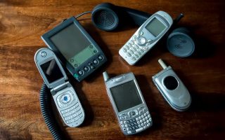 geracao-z-resgata-cds-cameras-e-telefones-antigos