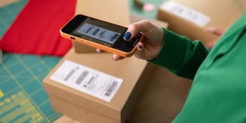golpe-da-falsa-encomenda-qr-code-pode-dar-acesso-a-contas