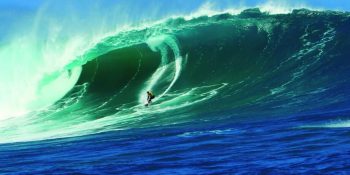 maior-onda-do-brasil-transforma-praia-na-nazare-brasileira