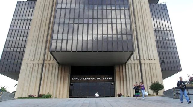 mercado-ve-fim-do-corte-de-juros-e-discute-possivel-alta-da-selic