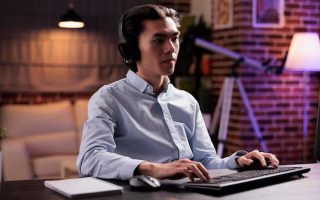 os-riscos-silenciosos-dos-fones-de-ouvido-segundo-a-oms