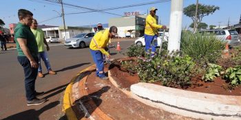 prefeitura-de-dourados-recupera-floreiras-nos-canteiros-centrais