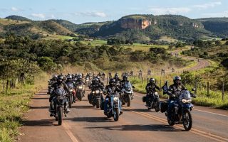 primeiro-encontro-de-motociclistas-leva-rock-e-costela-a-camisao
