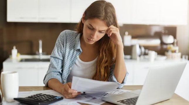 serasa-inadimplencia-cresce-e-42-repetem-dividas-no-brasil